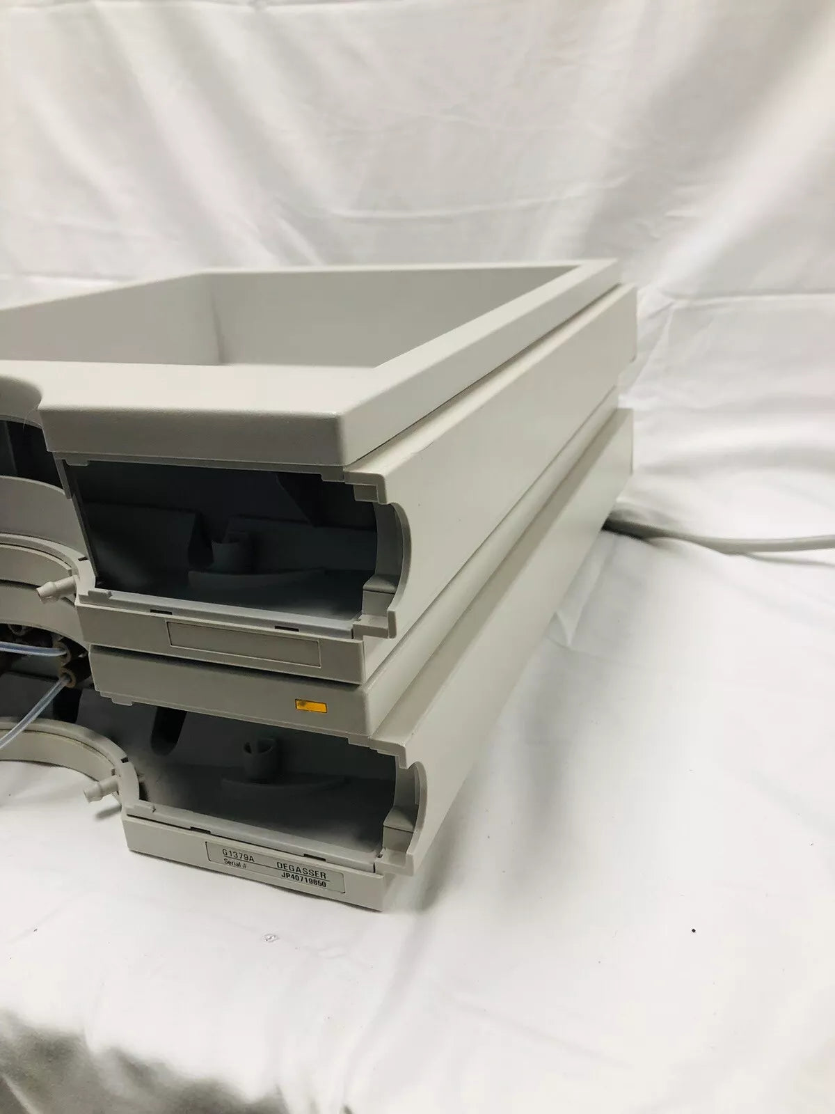 Agilent HP 1100 HPLC G1322A Micro Vacuum Degasser w/ Solvent Tray