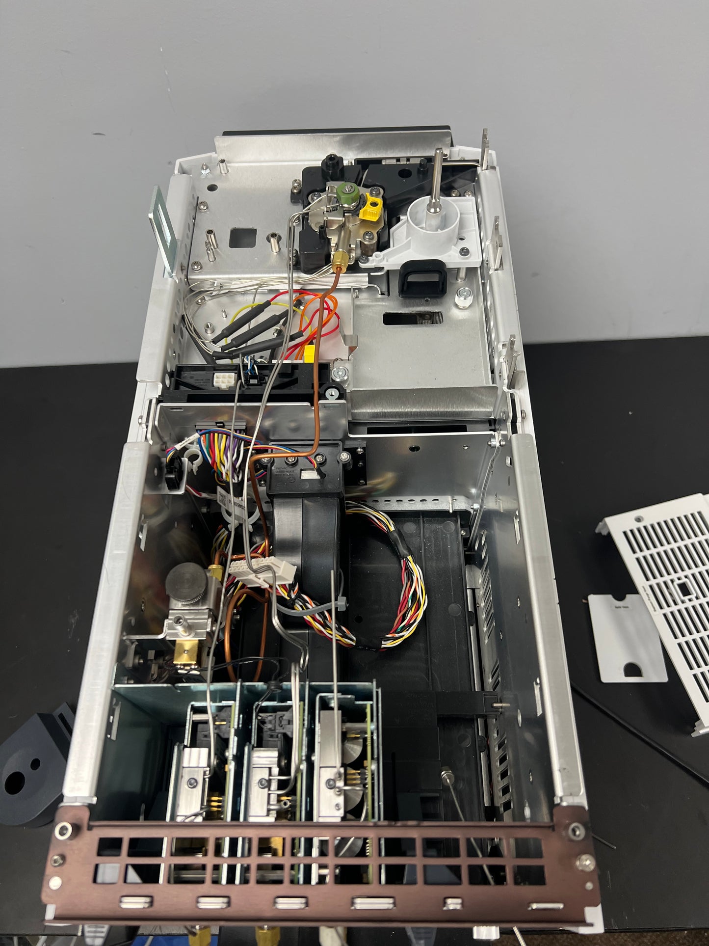 Agilent Intuvo 9000 G3950A GC System