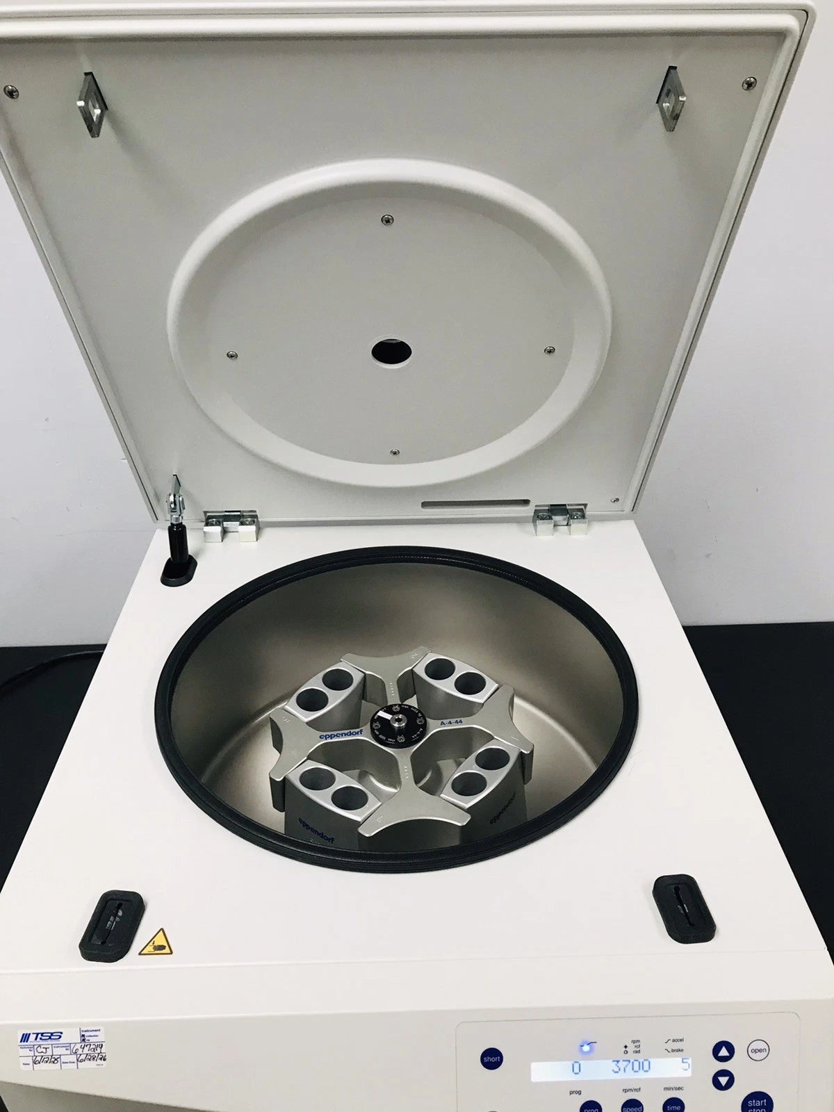 Eppendorf 5810 Benchtop Centrifuge (Newest Version) With A-4-44 Rotor 50mL