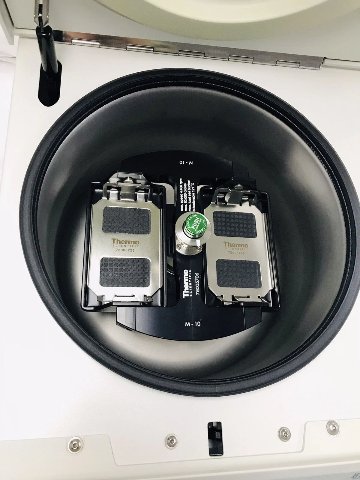 Thermo Scientific Sorvall ST 8R Refrigerated w/ M-10 Rotor Plate Carrier Tested