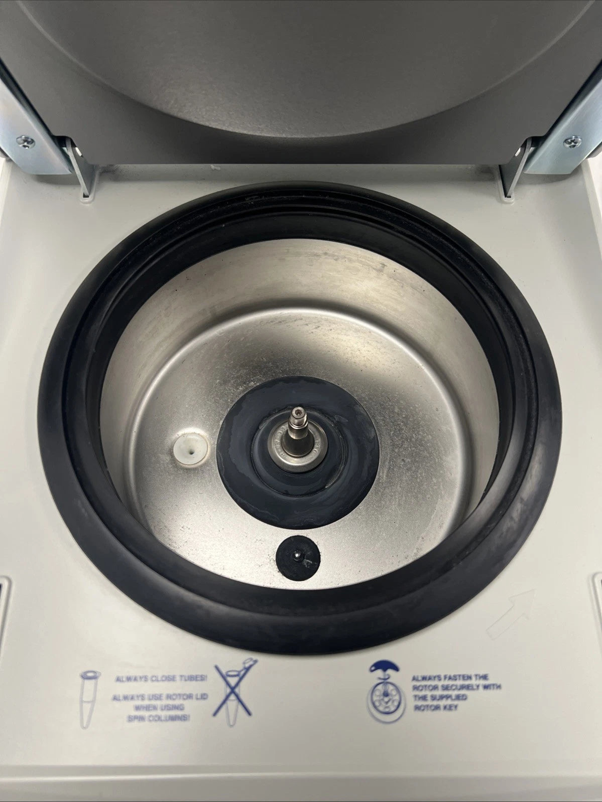 Eppendorf 5424R Refrigerated Centrifuge with FA-45-24-11 Rotor + Lid ~ Clean