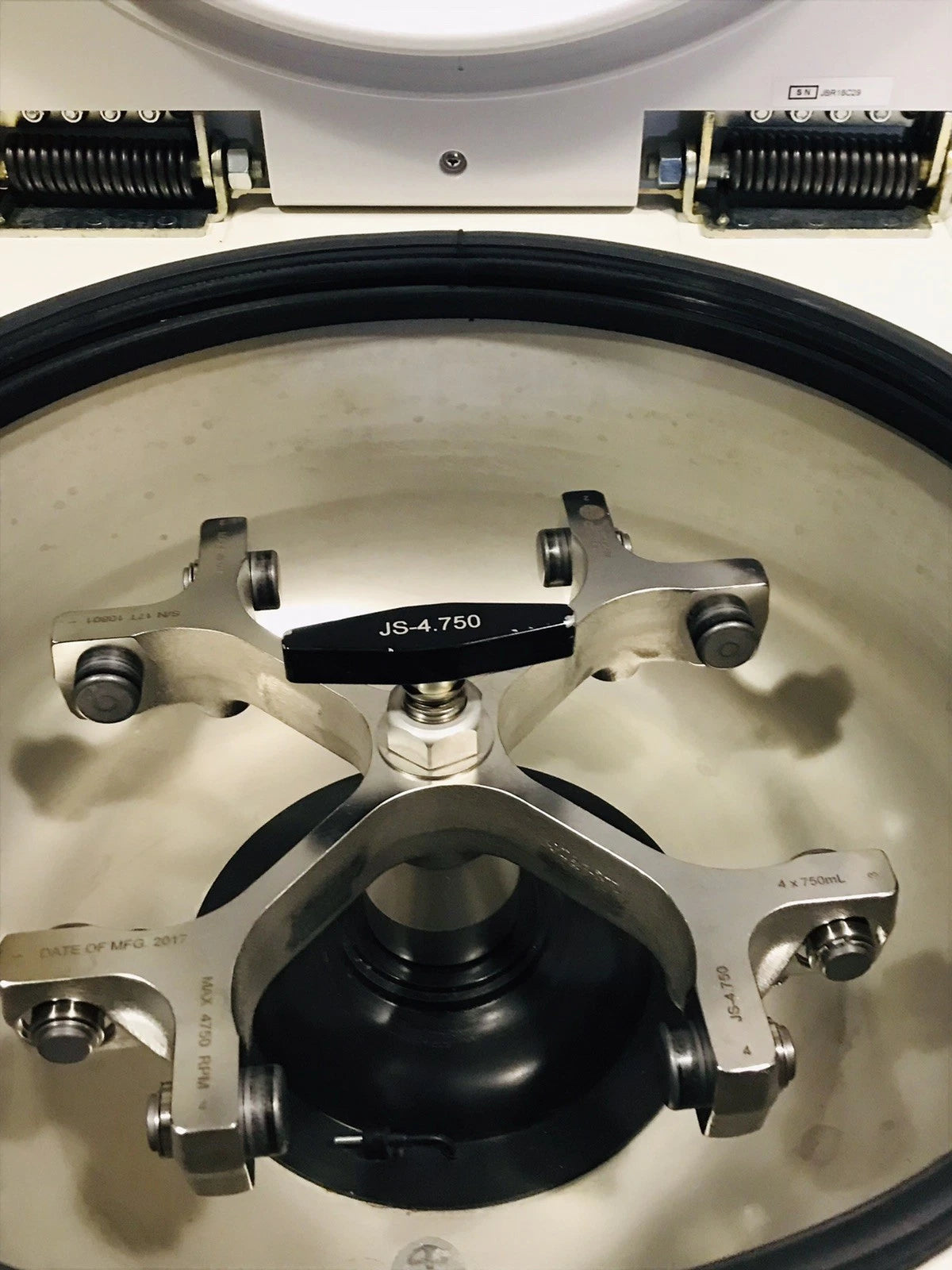 Beckman Coulter Avanti J-15R Refrigerated Centrifuge w/ JS-4.750 Rotor + Adapter