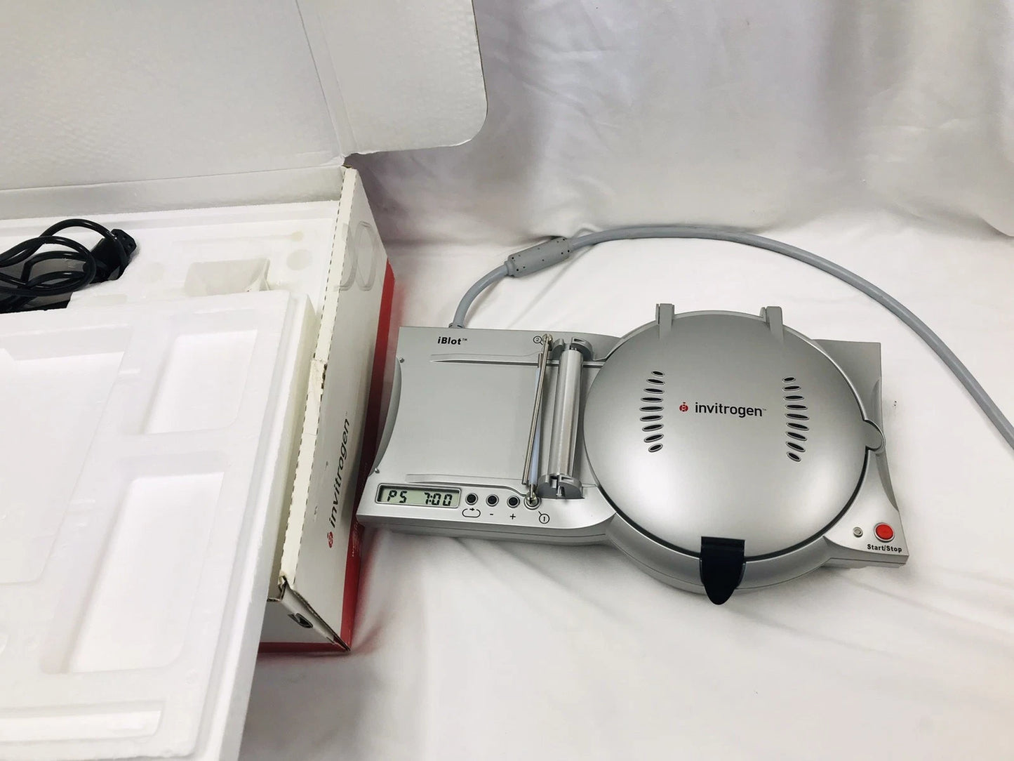 Invitrogen IBlot gel transfer device Western blot module blotting I-blot