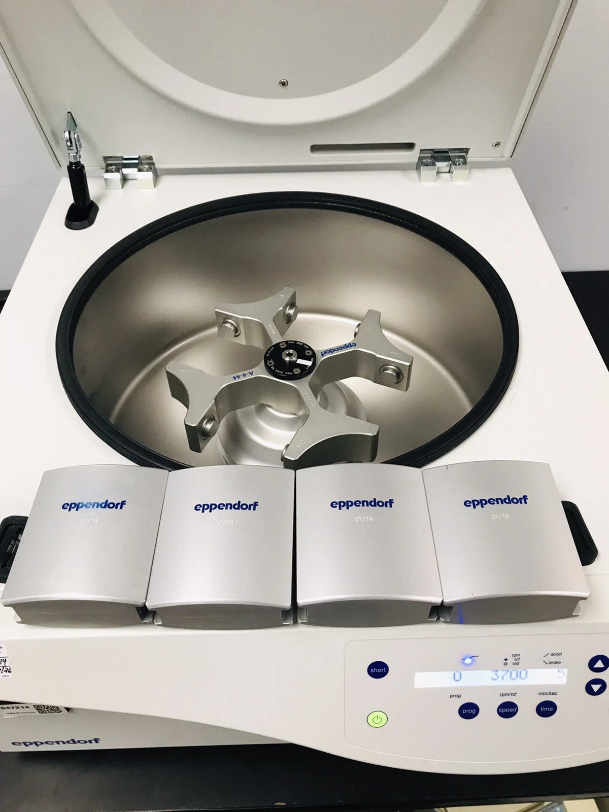 Eppendorf 5810 Benchtop Centrifuge (Newest Version) With A-4-44 Rotor 50mL