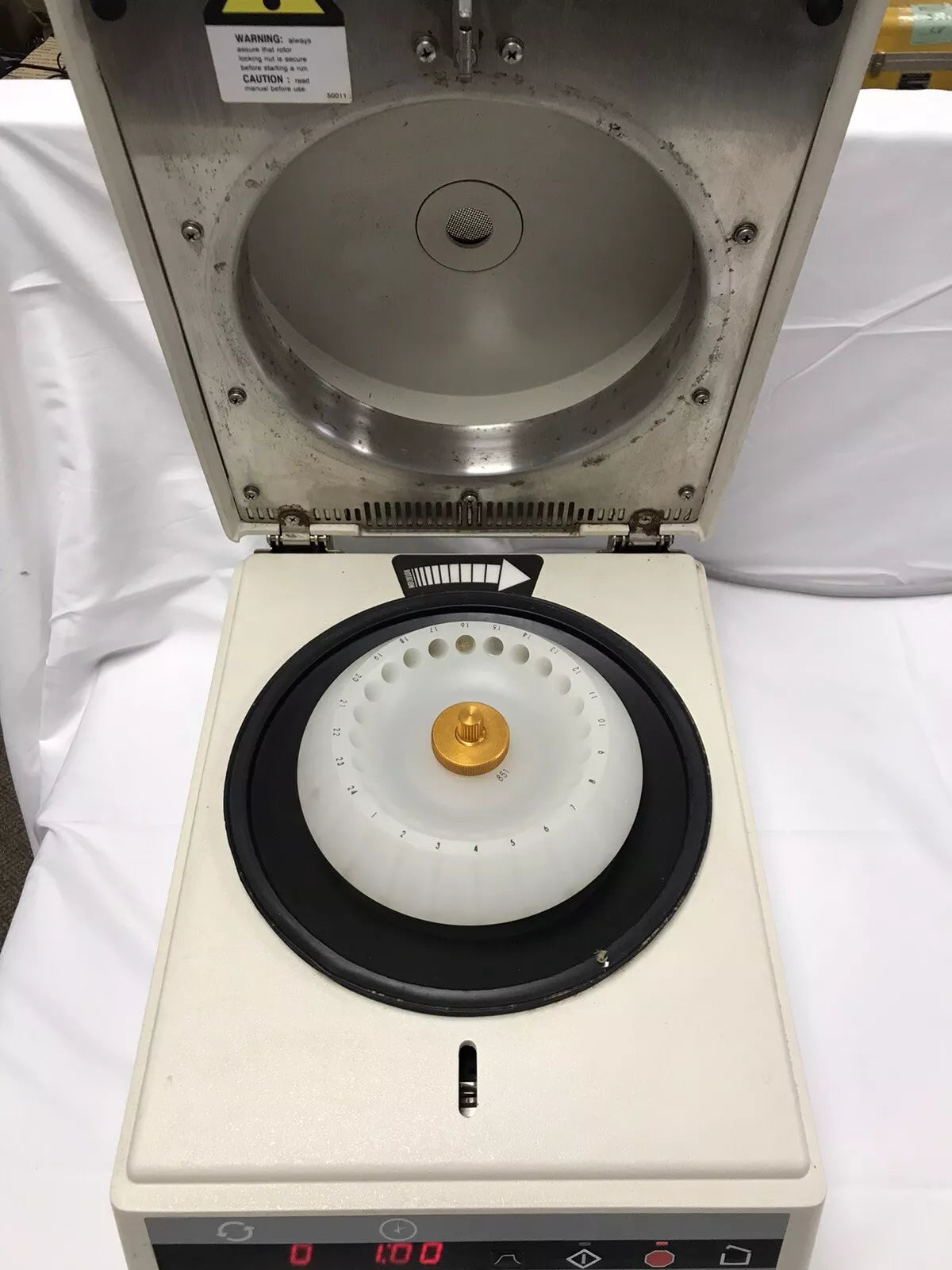IEC Micro Centrifuge Model Micromax With 24 X 1.5/2.0ml Rotor Model 851