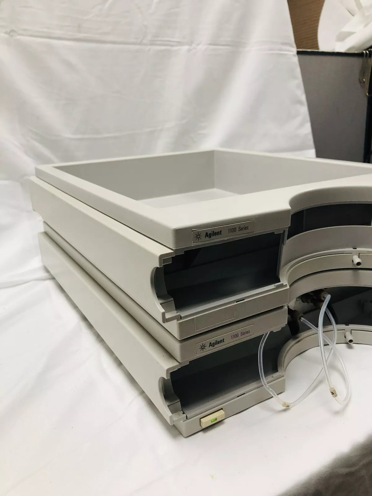 Agilent HP 1100 HPLC G1322A Micro Vacuum Degasser w/ Solvent Tray