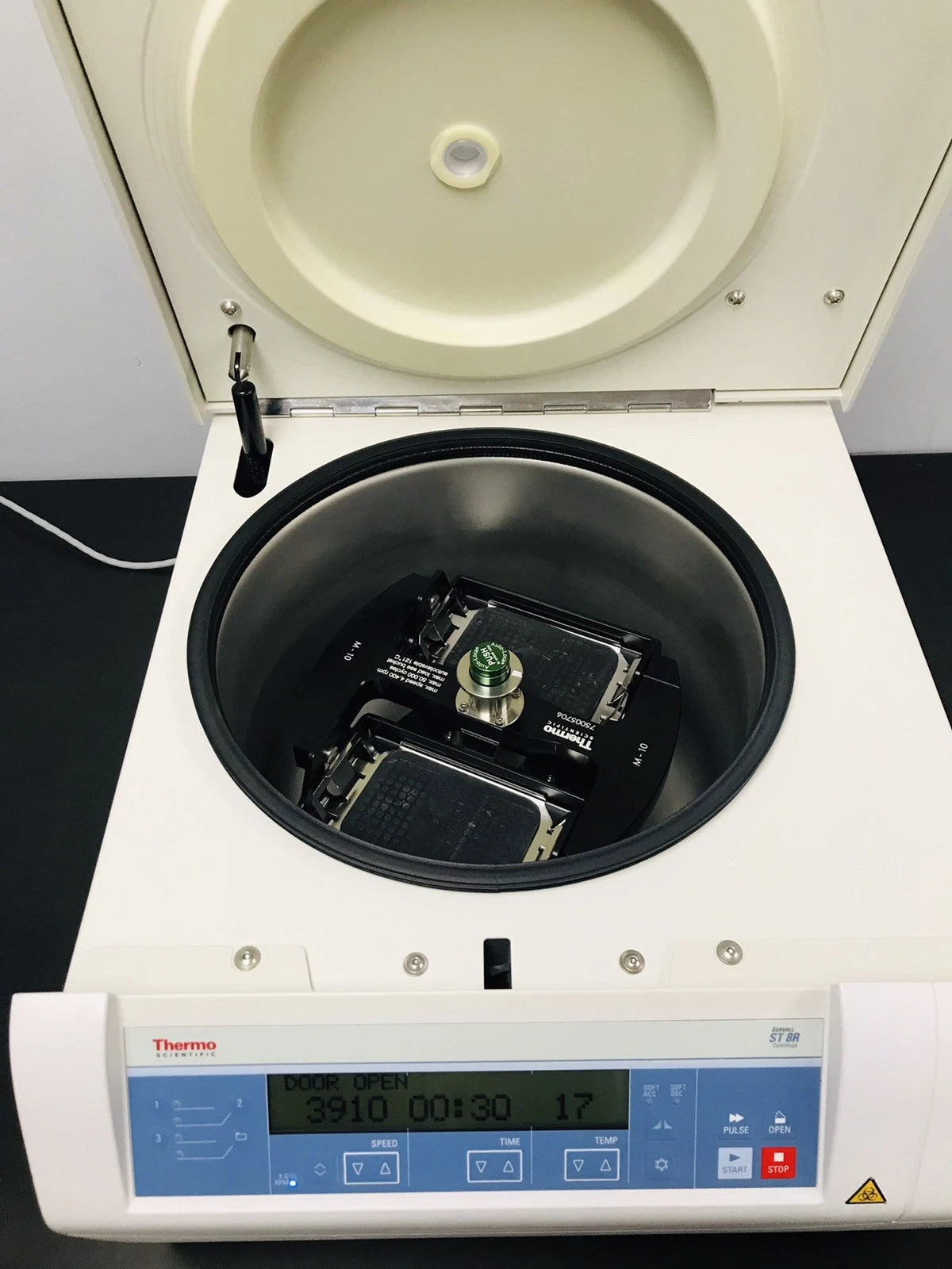 Thermo Scientific Sorvall ST 8R Refrigerated w/ M-10 Rotor Plate Carrier Tested