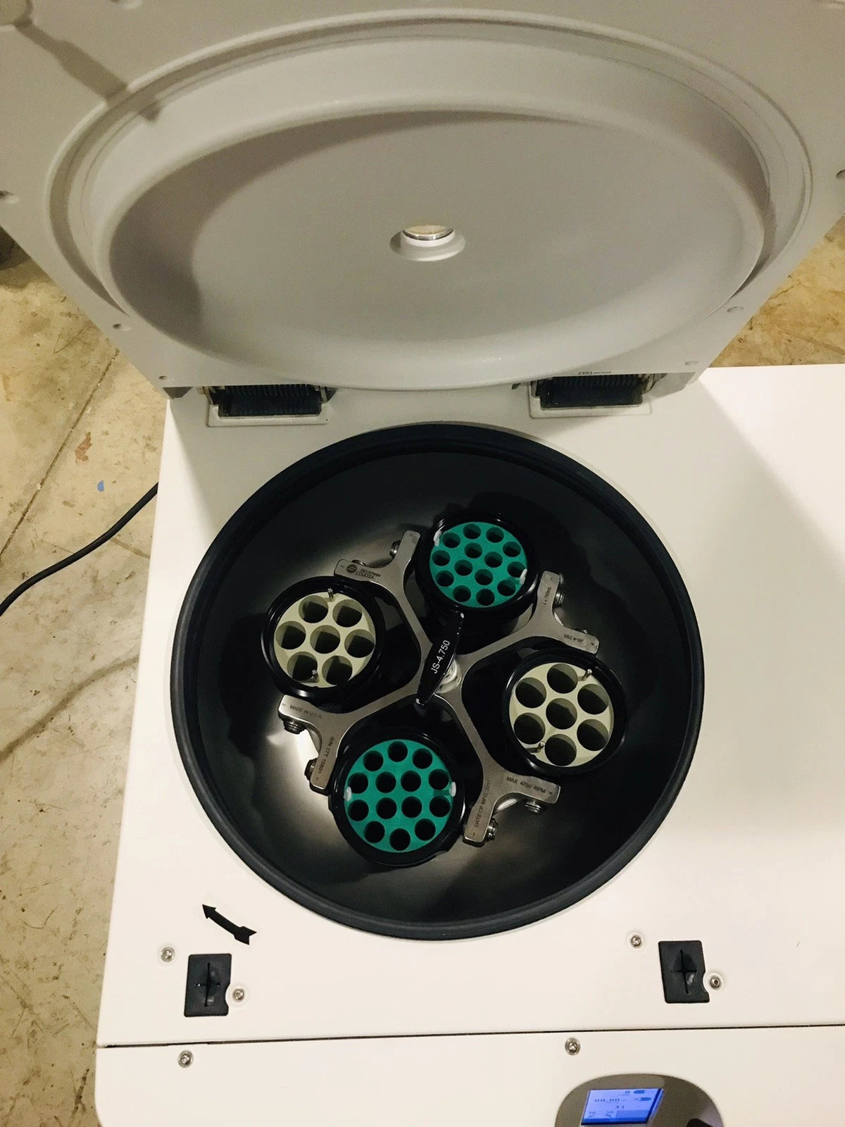 Beckman Coulter Avanti J-15R Refrigerated Centrifuge w/ JS-4.750 Rotor + Adapter