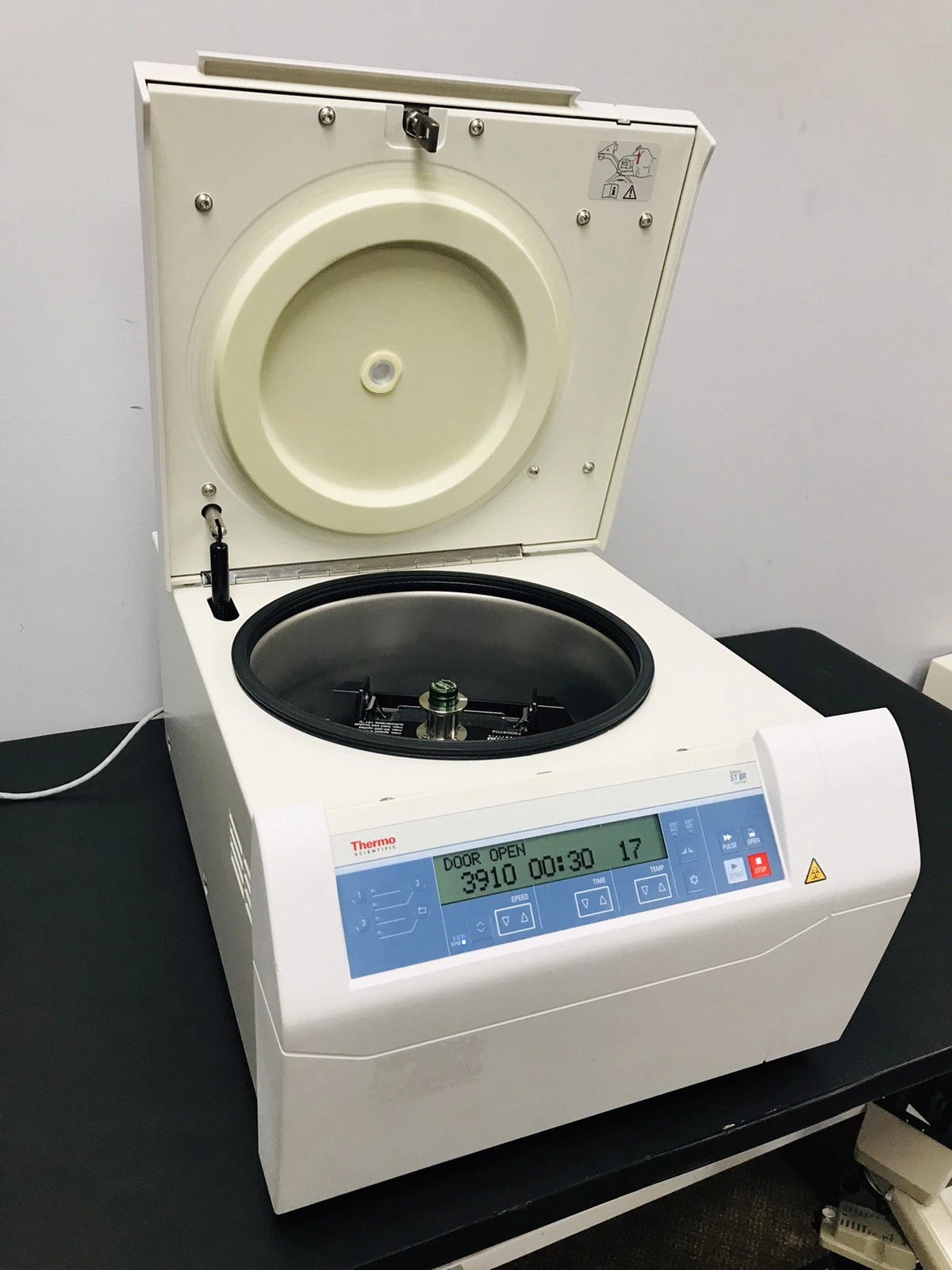 Thermo Scientific Sorvall ST 8R Refrigerated w/ M-10 Rotor Plate Carrier Tested