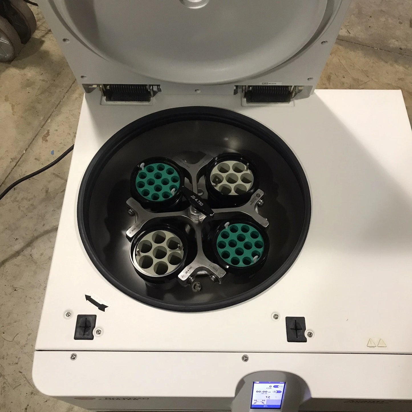 Beckman Coulter Avanti J-15R Refrigerated Centrifuge w/ JS-4.750 Rotor + Adapter