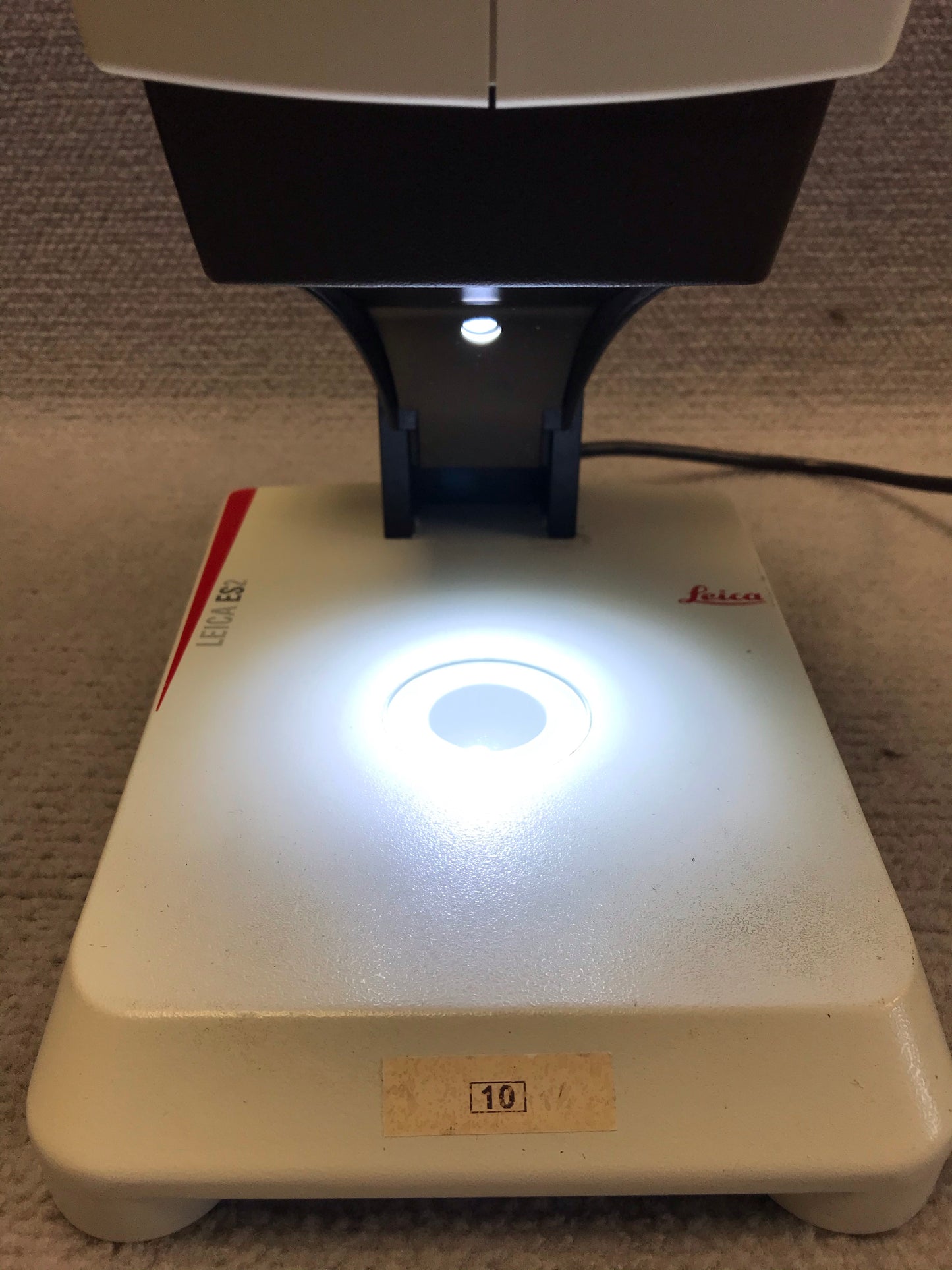 Leica ES2 Stereo Microscope with Stand and Two Lamps