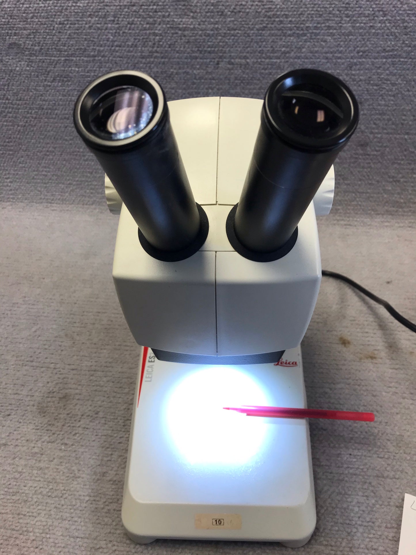 Leica ES2 Stereo Microscope with Stand and Two Lamps